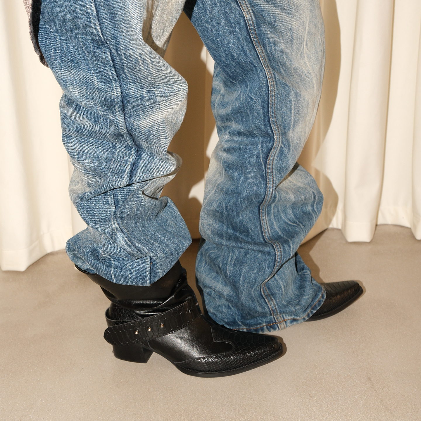 Mooreyu原创设计褶皱西部牛皮短靴女显瘦机车粗跟黑色尖头骑士靴主图