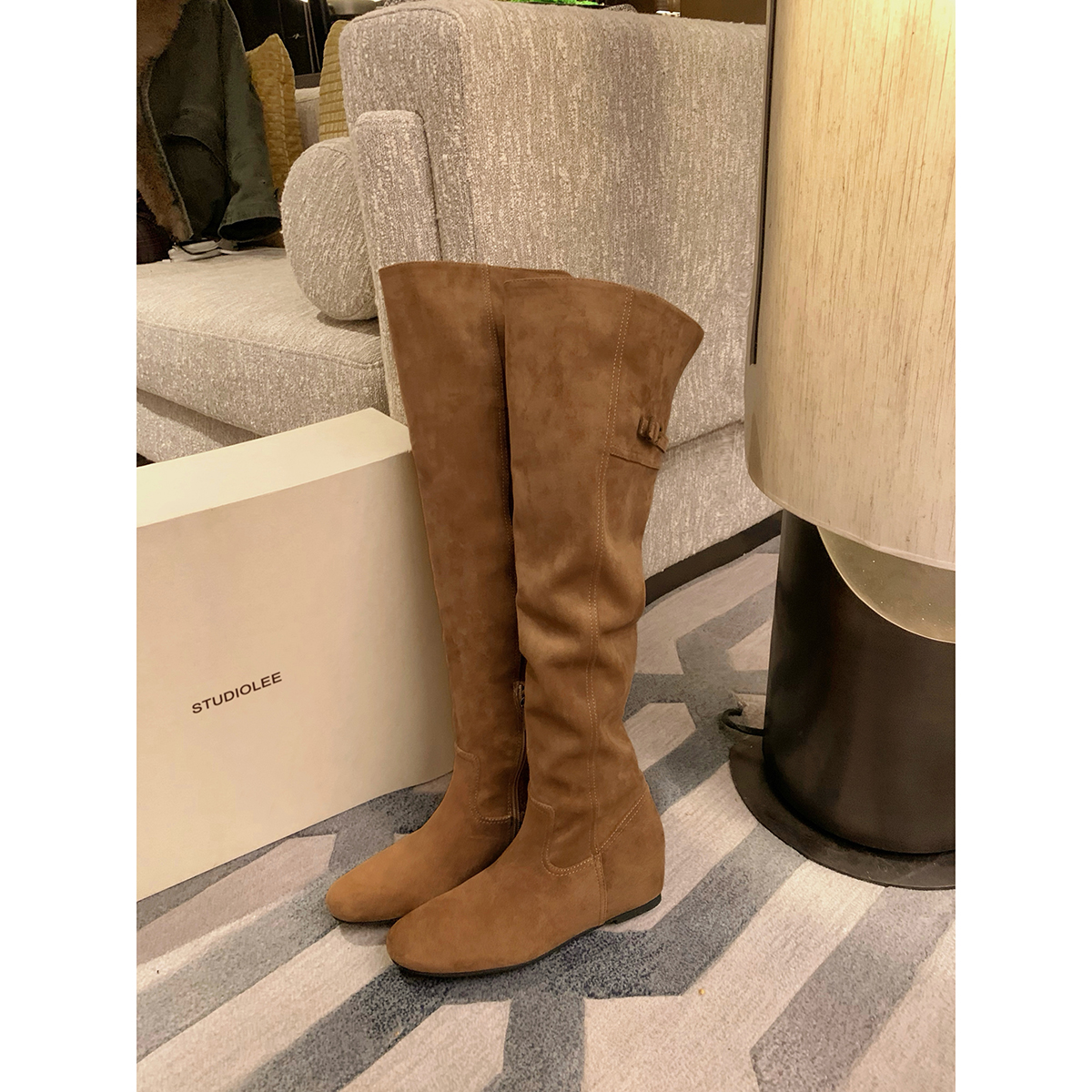 葡萄妈studiolee 3cm内增高~ 尖圆头扣带美拉德风薄底过膝靴女主图