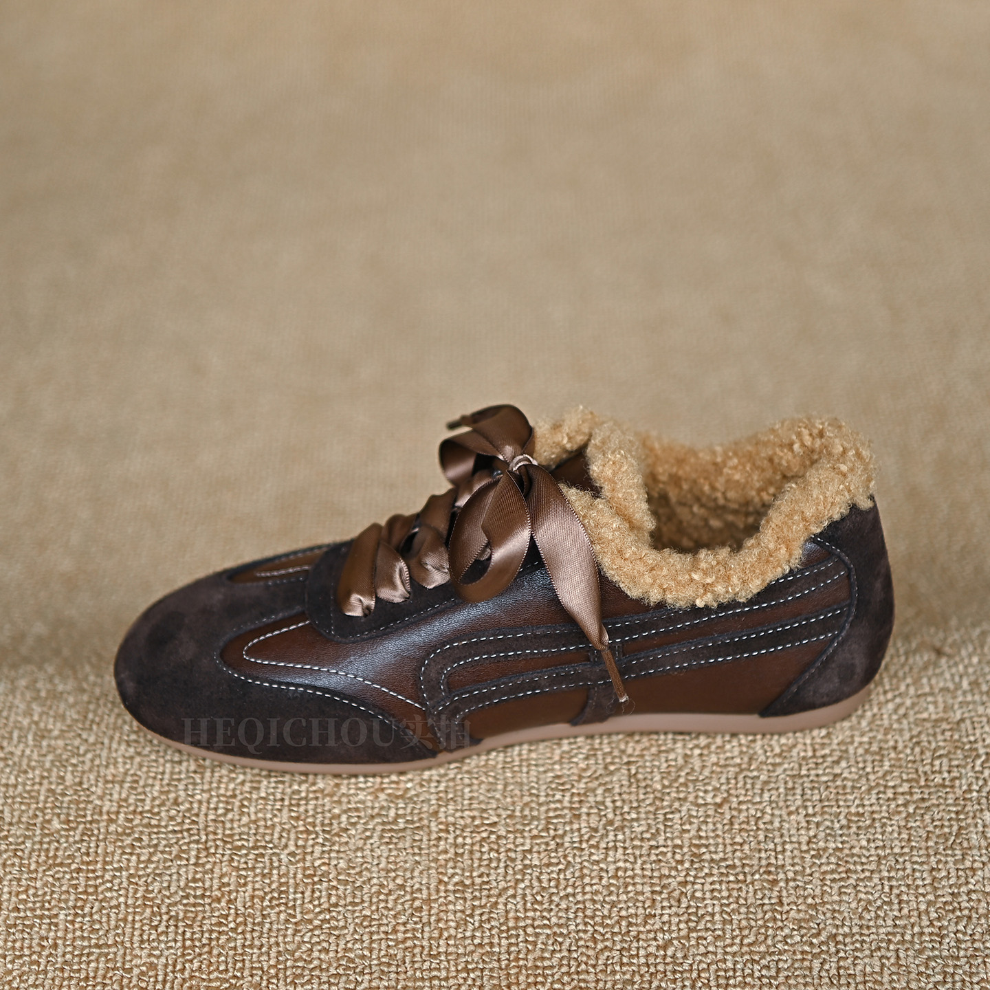 何其丑 保暖加绒时尚休闲运动鞋女德训鞋 真皮系带平板鞋女鞋单鞋主图