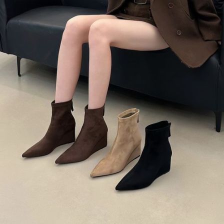 尖头短靴女设计感坡跟软底弹力时装靴2025秋冬新款英伦风高跟踝靴