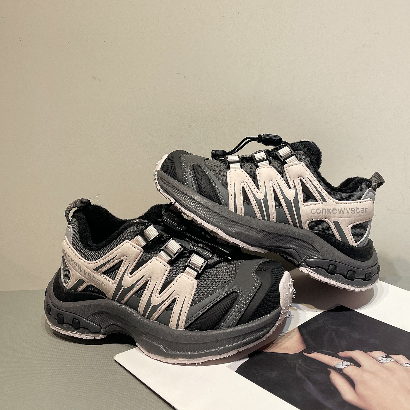 左左家冬季男女童潮酷加绒软底运动鞋2025新款儿童免系带跑步鞋主图