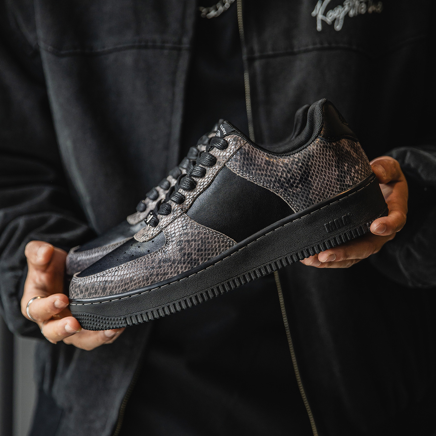 MRA黑曼巴空军板鞋男2025秋季新款厚底运动休闲鞋百搭复古小黑鞋主图