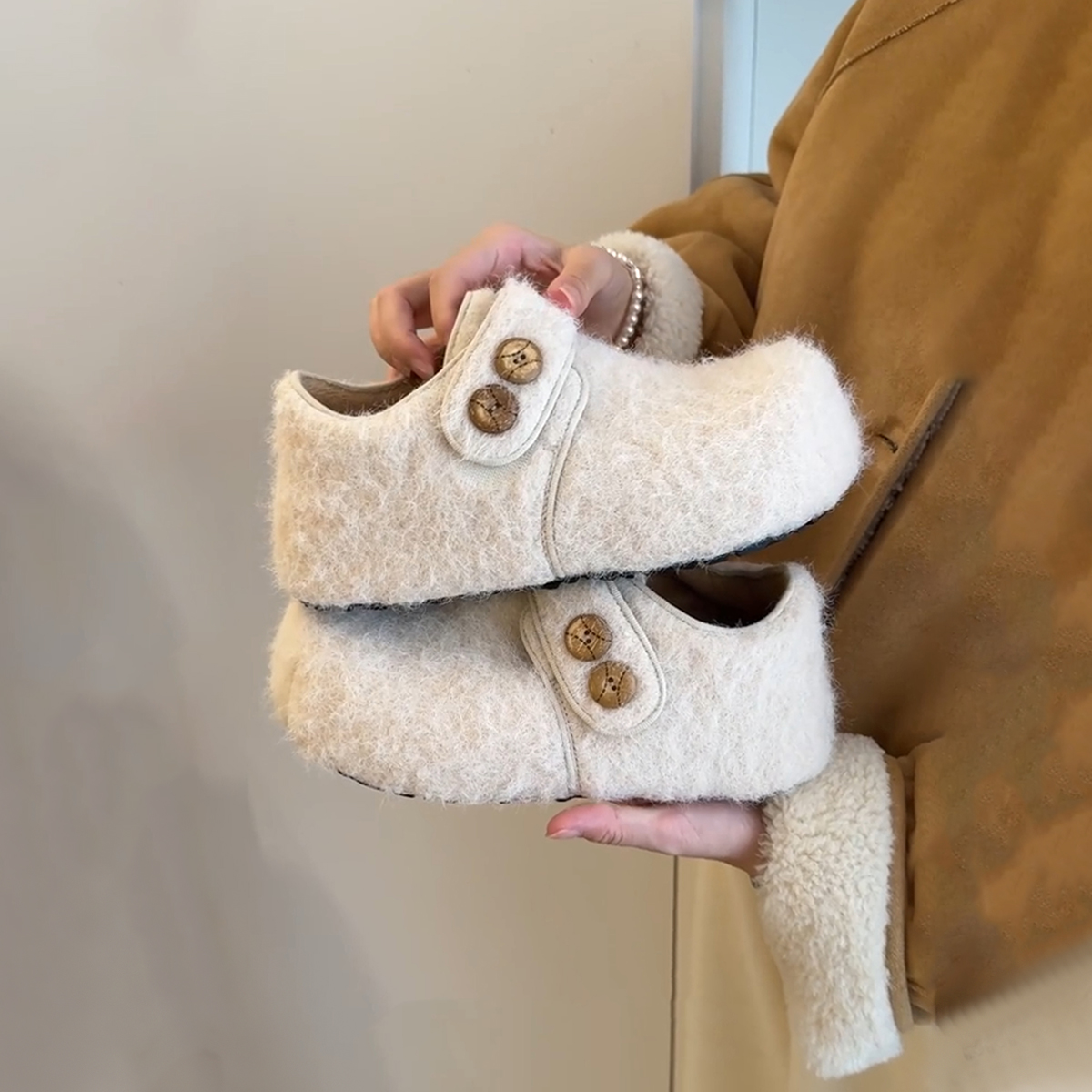 羊皮版~厚底魔术贴一字带加绒毛毛鞋女设计感时髦休闲百搭勃肯鞋主图