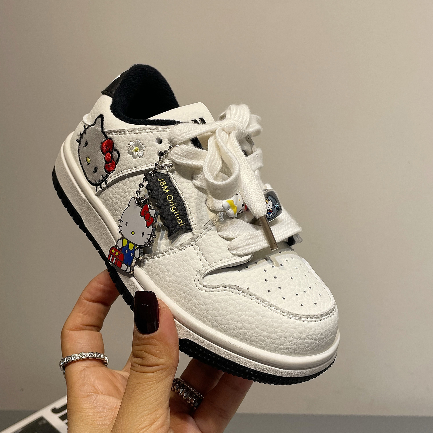 左左家女童冬季加绒保暖卡通Kitty板鞋中大童休闲百搭时髦运动鞋主图