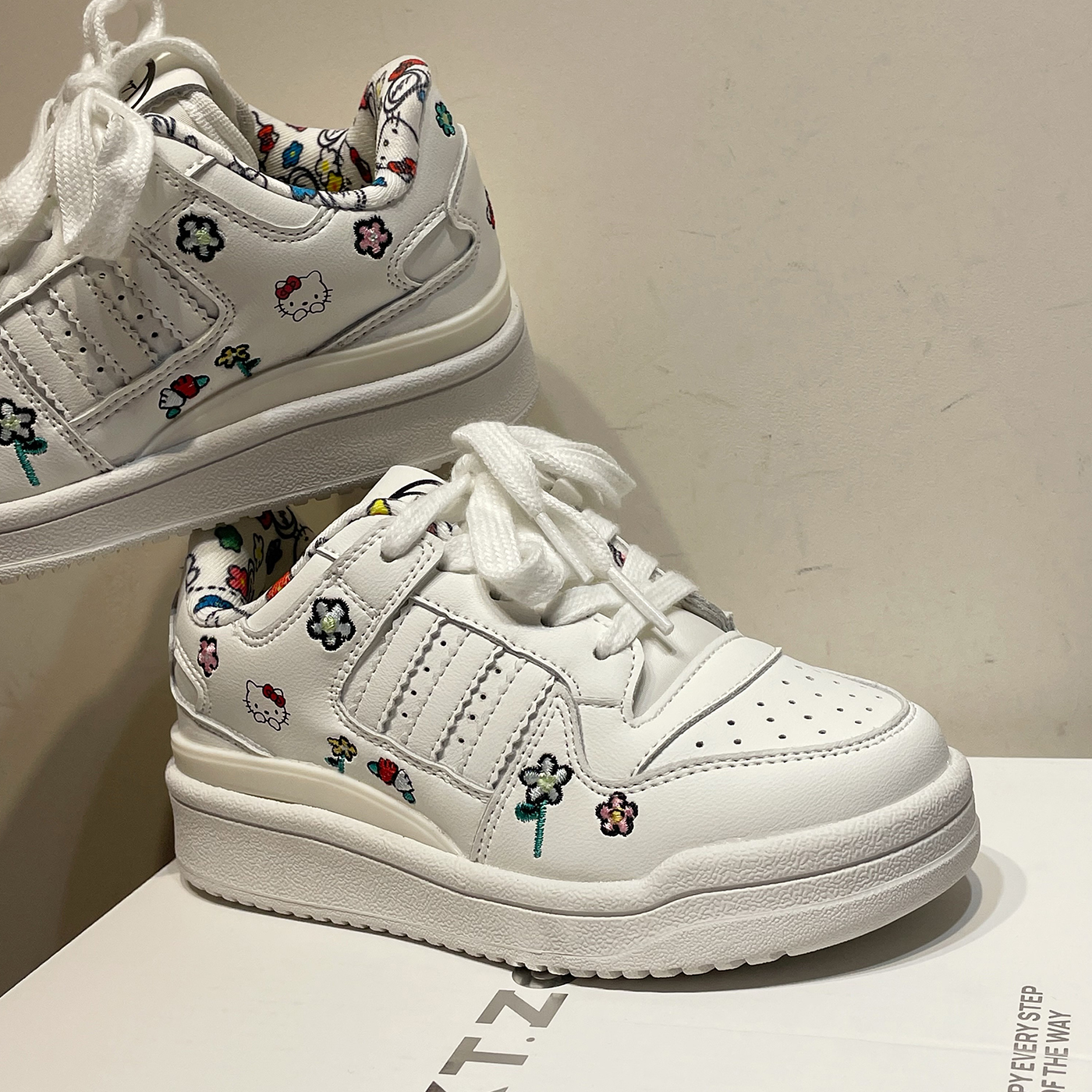 左左家冬季新款儿童加绒保暖真皮板鞋女童KT卡通百搭休闲小白鞋主图