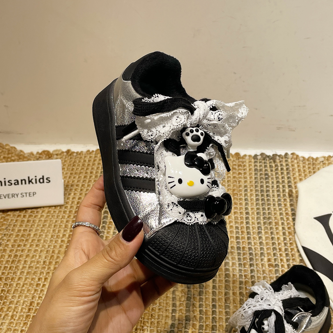 左左家中大童卡通KT加绒板鞋2025秋冬新款女童可爱蕾丝休闲运动鞋主图