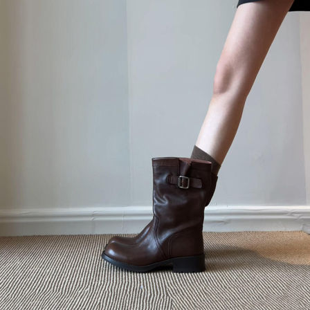 羊皮版~秋冬棕色时髦氛围感显瘦中筒靴女皮带扣圆头英伦风马丁靴