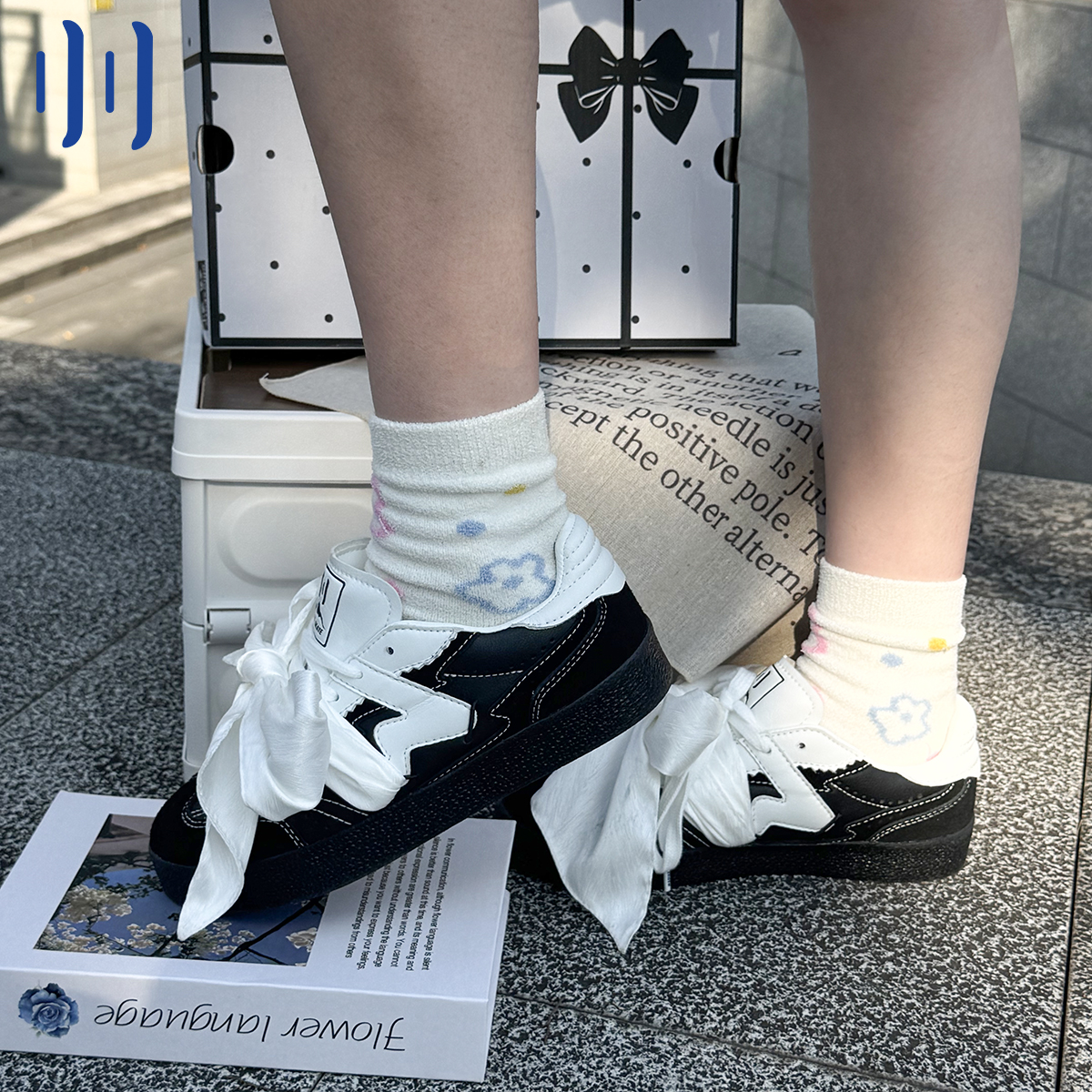 顽刻ollieskate黑色皮质蝴蝶结丝带生胶W系列国潮男女德训滑板鞋主图