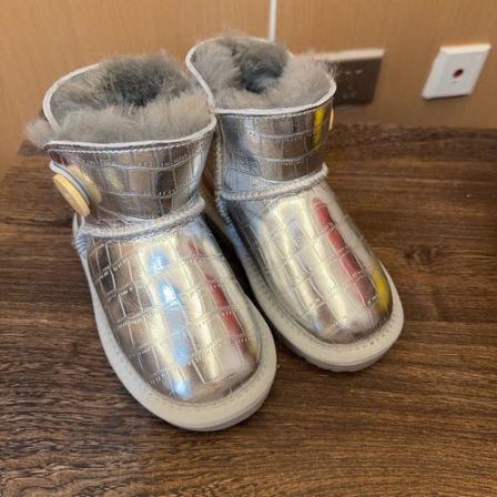 令佳秋冬童装真皮儿童皮毛保暖扣子时尚百搭银色短筒雪地靴216