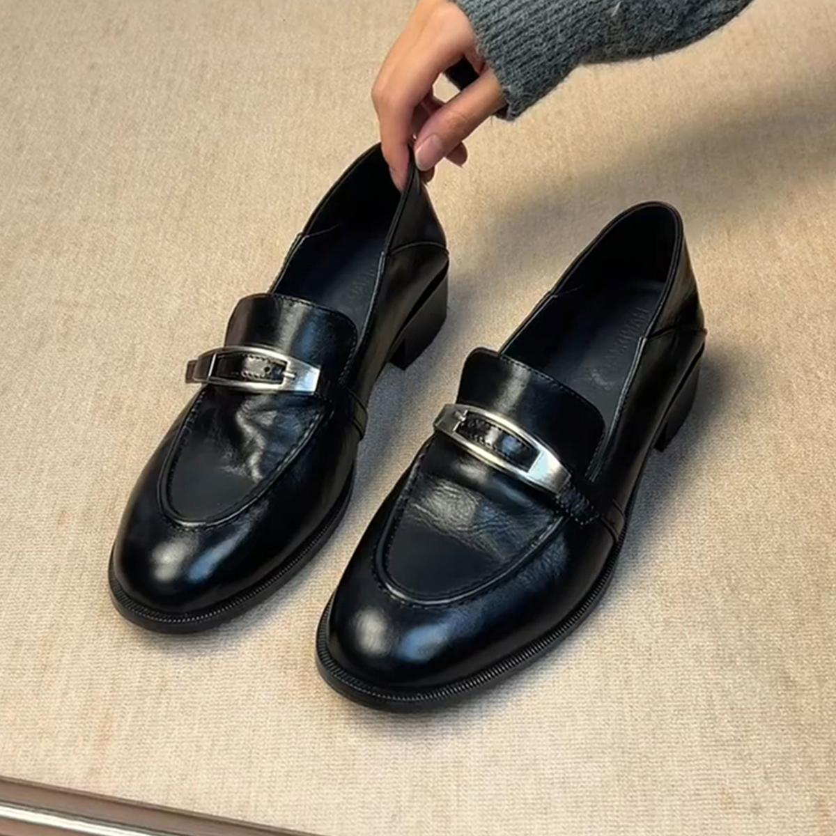 羊皮版~金属扣时尚复古通勤一脚蹬小皮鞋女英伦风黑色真皮乐福鞋主图