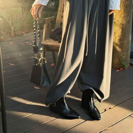 小发喵「金属双扣亮面方头短靴｜通勤干练酷飒摩登优雅腔调」