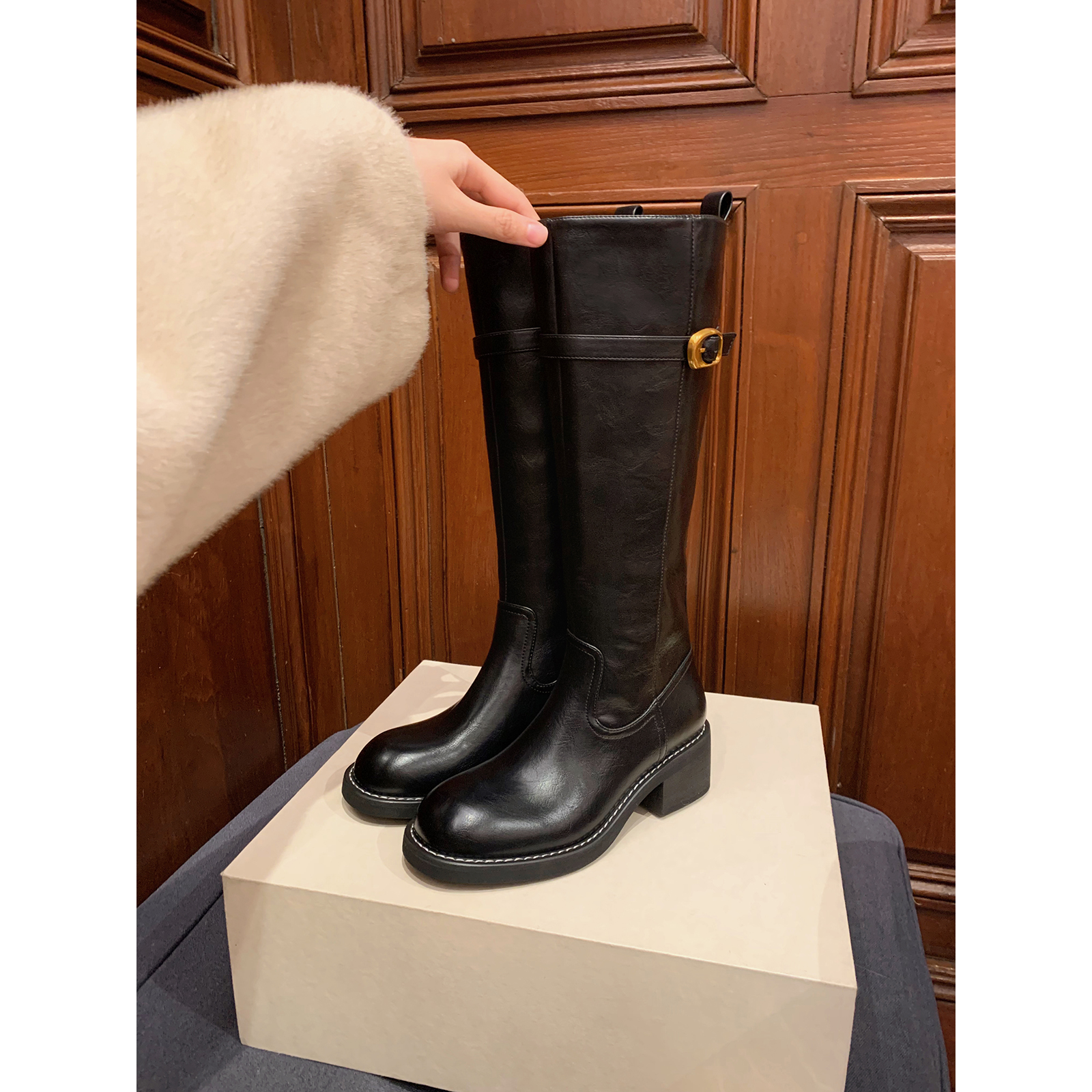 葡萄妈studiolee 5cm粗跟~ 复古小金扣立体圆头中高筒骑士靴女主图