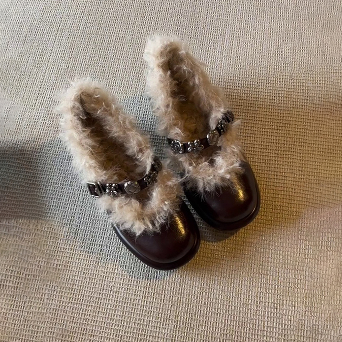 羊皮版~复古圆头金属扣加绒粗跟玛丽珍单鞋浅口保暖法式毛毛鞋女主图