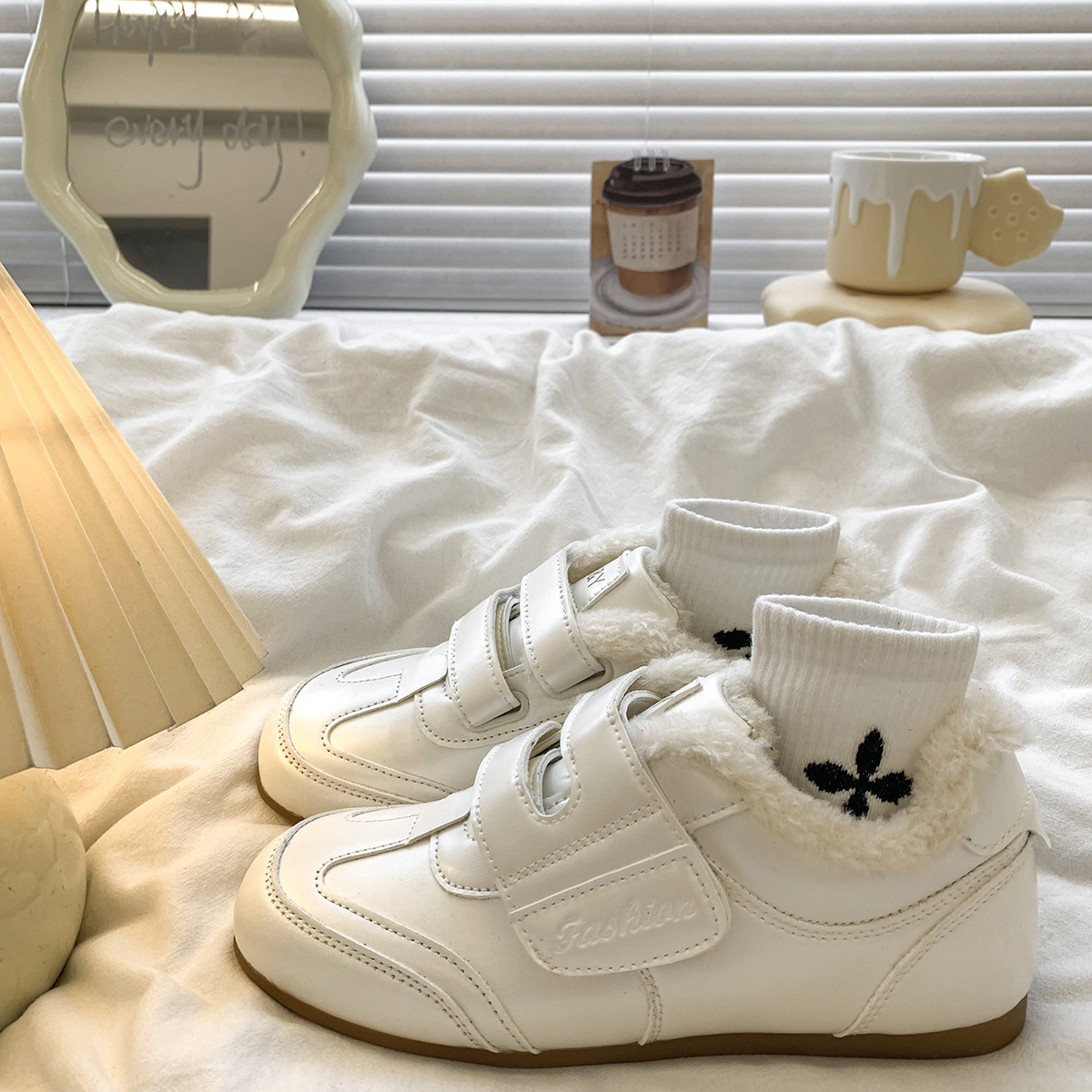 复古加绒小白鞋女款2025新款冬季平底运动德训鞋内增高魔术贴棉鞋主图
