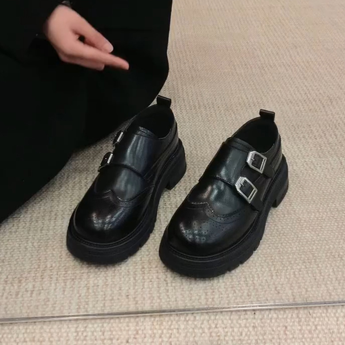 羊皮版~酷帅时尚复古深口乐福鞋女英伦风皮带扣布洛克雕花小皮鞋主图