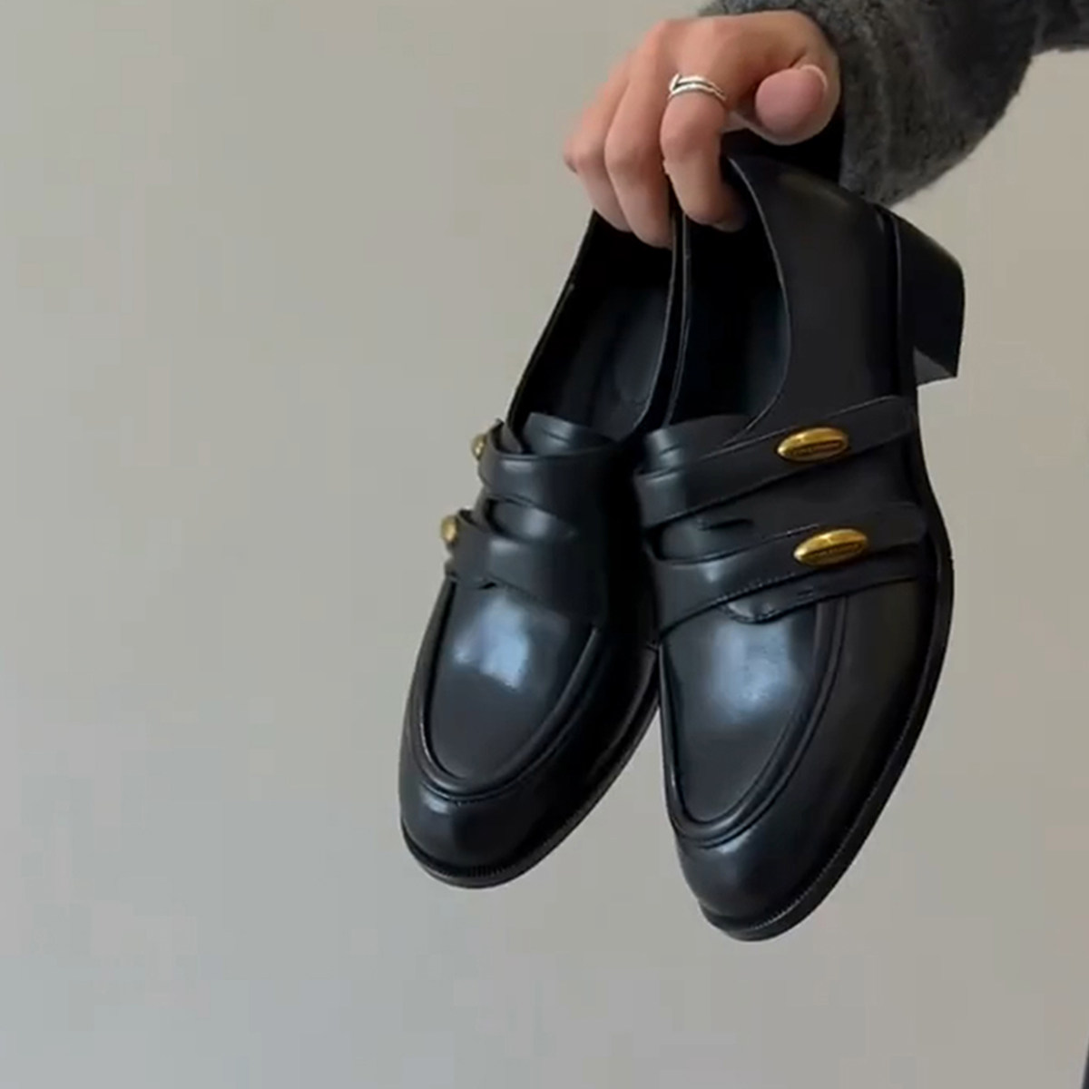 羊皮版~高级感帅气真皮深口魔术贴乐福鞋女金属扣粗跟圆头乐福鞋主图