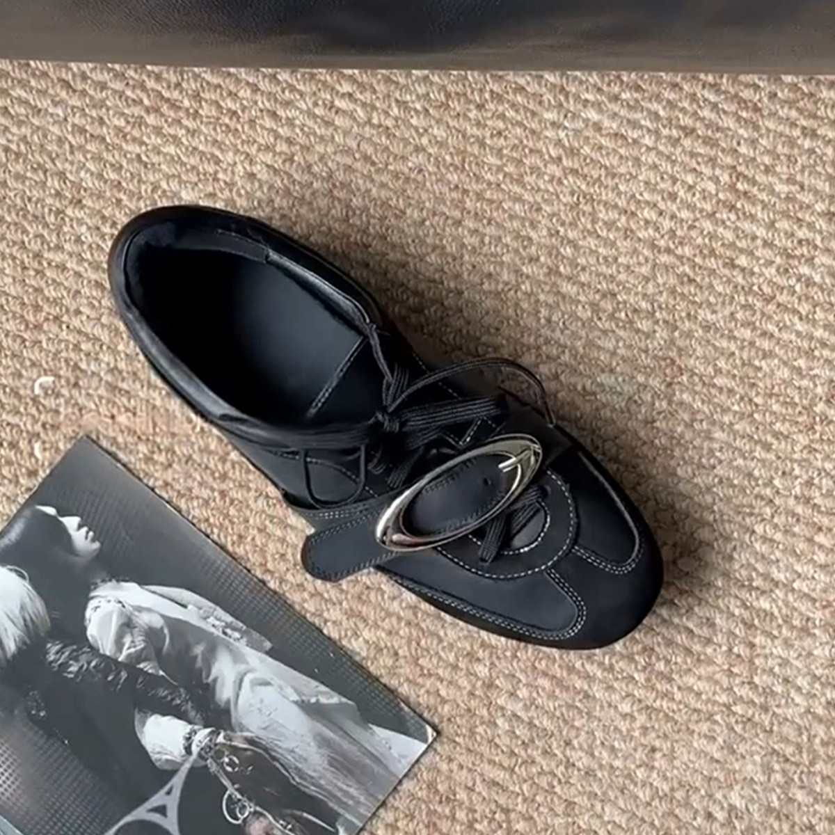 羊皮版~黑色设计感朋克百搭德训鞋女金属圆扣系带深口平底休闲鞋主图