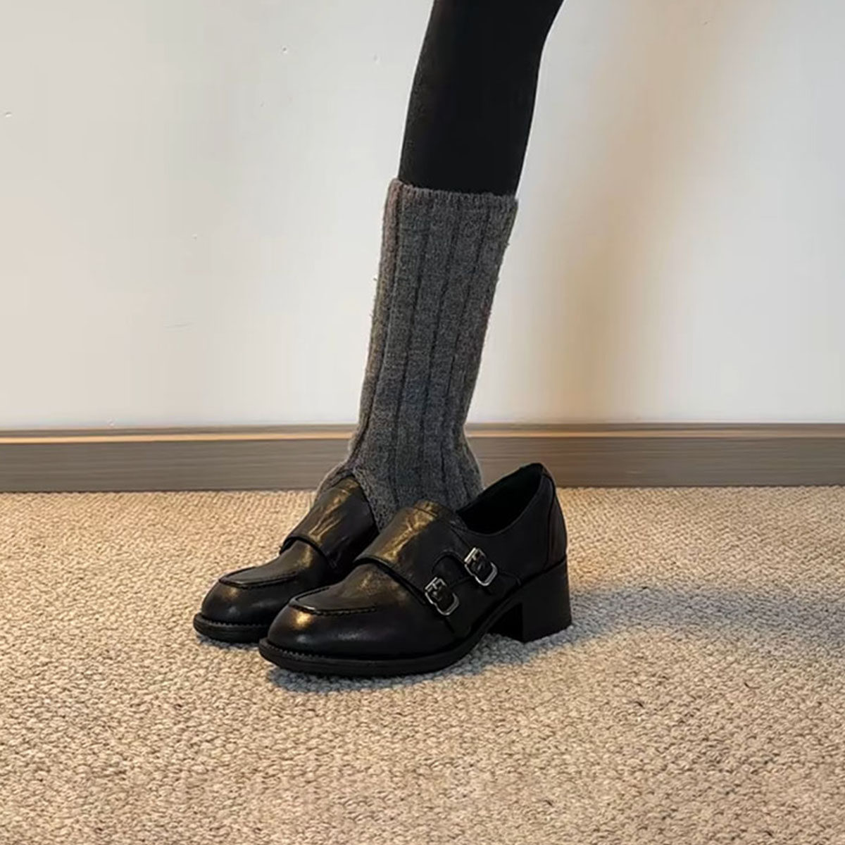 羊皮版~黑色皮带扣小众圆头粗跟小皮鞋女通勤百搭一脚蹬深口单鞋主图
