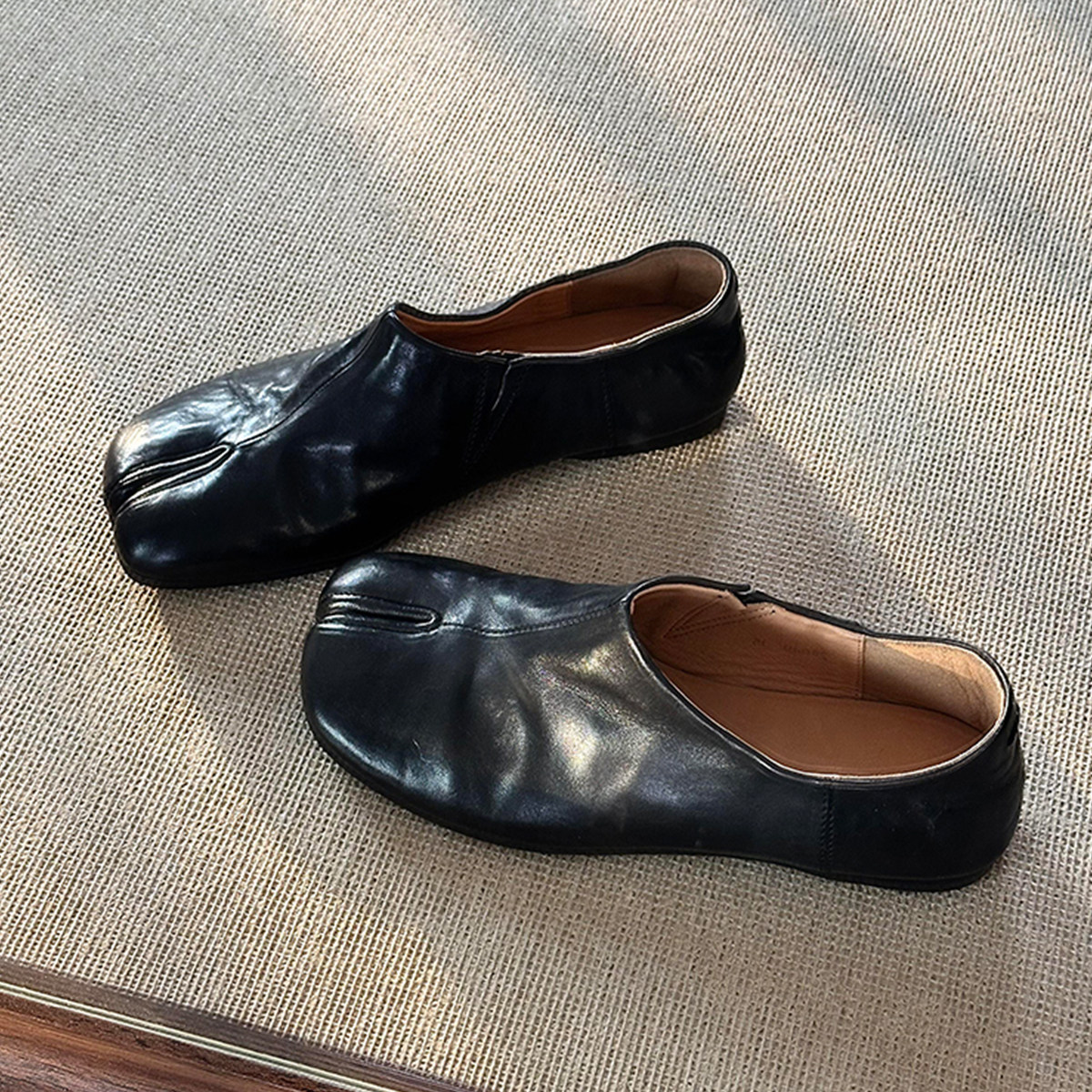 羊皮版~复古分趾平底单鞋女黑色小皮鞋一脚蹬英伦风通勤乐福鞋主图