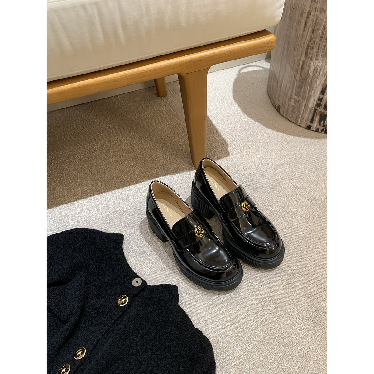 葡萄妈studiolee 7.5cm粗跟~ 英伦风圆头山茶花金扣加绒乐福皮鞋主图