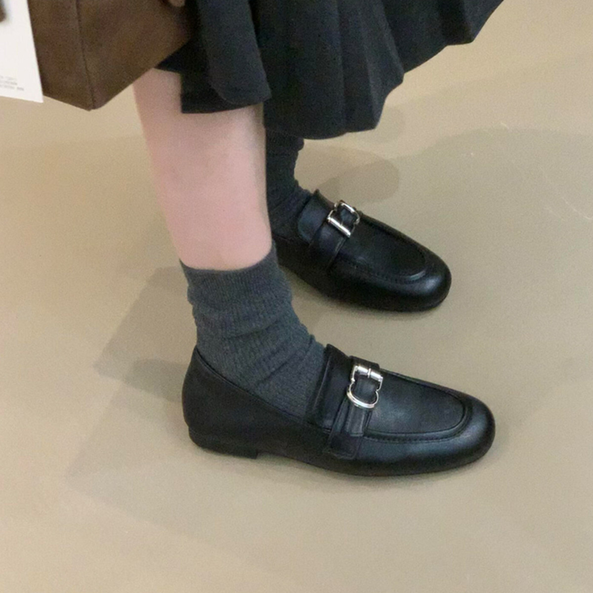 梨小七~皮带扣乐福鞋女黑色真皮一脚蹬单鞋英伦风百搭日常小皮鞋主图