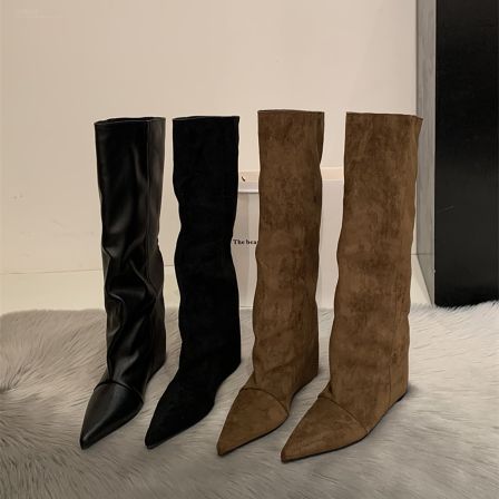 香港法式尖头内增高长筒靴女2025秋冬新款坡跟直筒高筒不过膝长靴