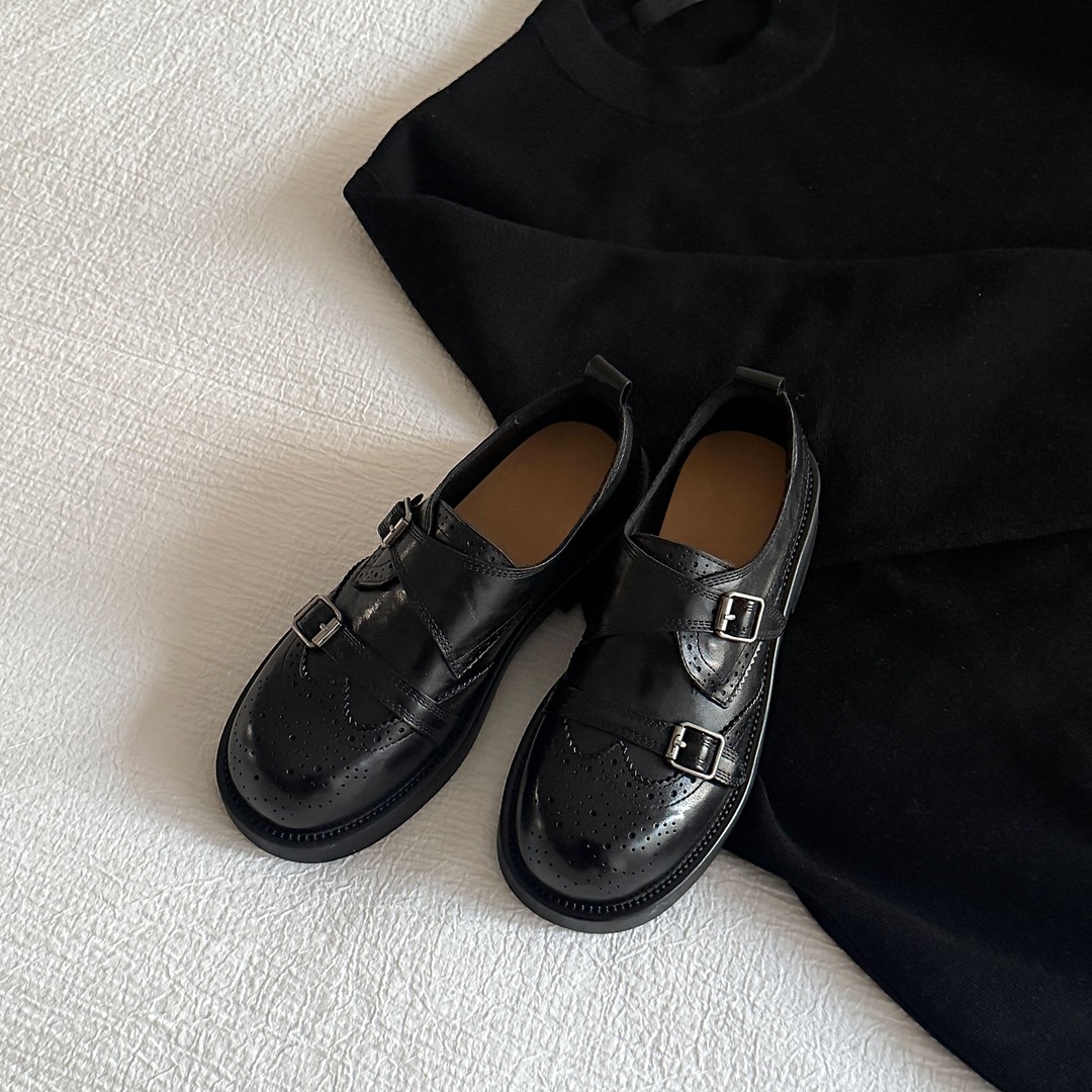 小发喵「布洛克雕花双扣乐福｜酷感复古摩登腔调型格」777主图