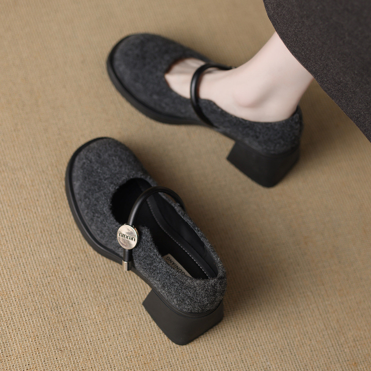 时尚加绒粗跟浅口单鞋女2025年秋冬季新款百搭休闲玛丽珍鞋高跟鞋主图