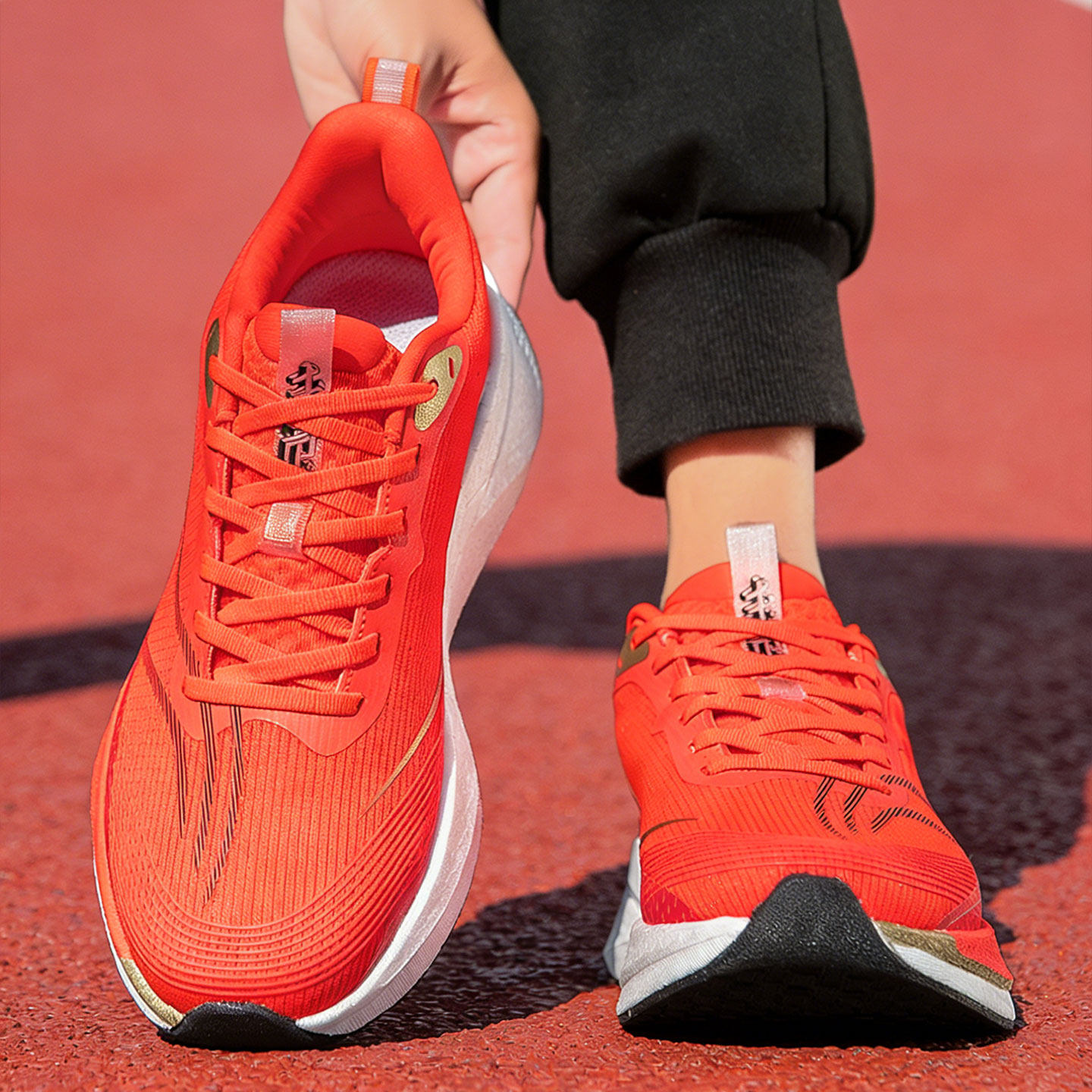 马年男鞋青少年红色运动鞋软底踩屎感初高中生防滑男防臭网面跑鞋主图