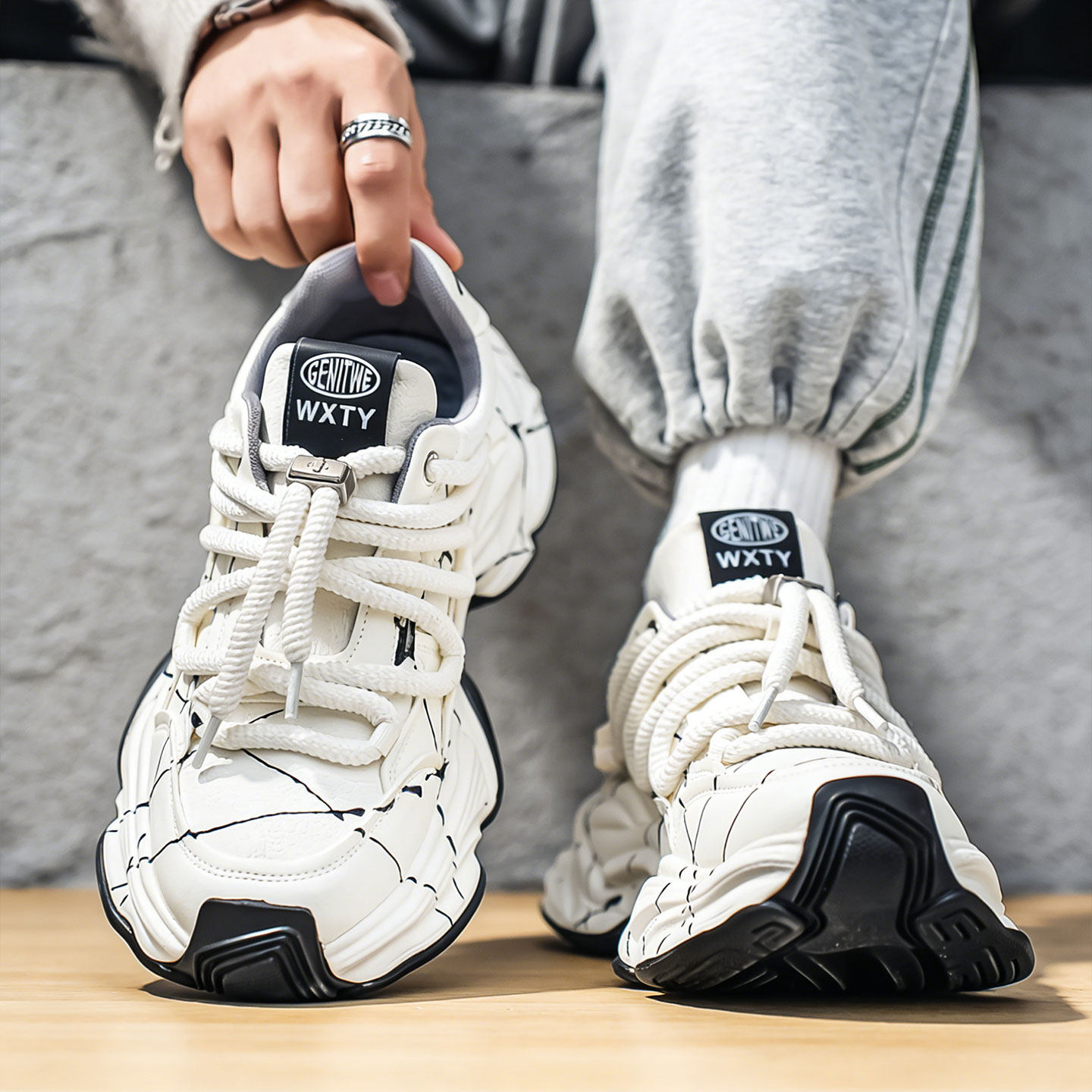 欧洲站男鞋显脚小老爹鞋增高厚底小众设计男生潮流运动皮面小白鞋主图