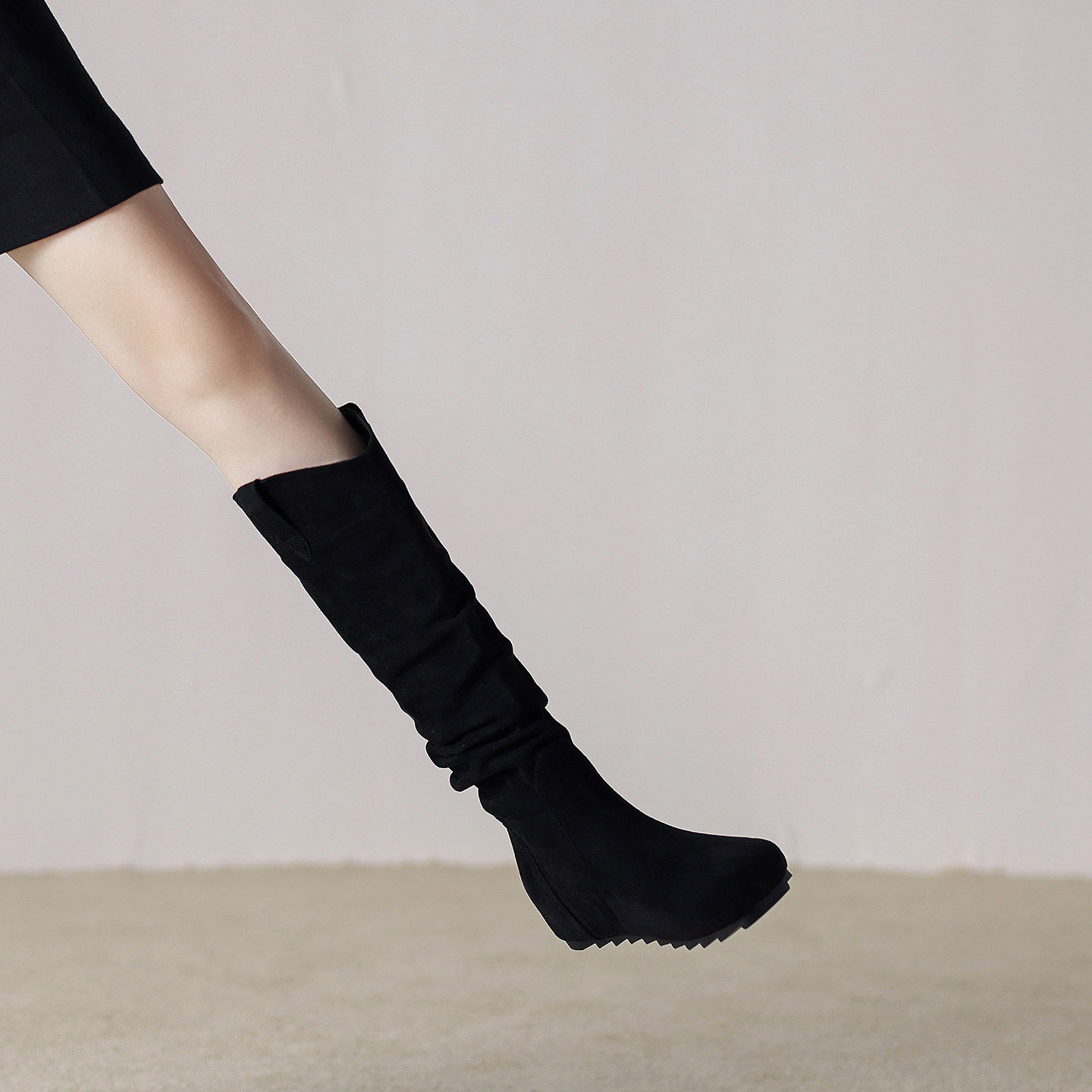 内增高长筒黑色马丁靴女款2026秋冬季新款百搭高筒休闲潮流堆堆靴主图