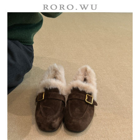 娆娆吴磨砂羊皮复古加绒皮带扣豆豆鞋冬季新款平底百搭单鞋女M64