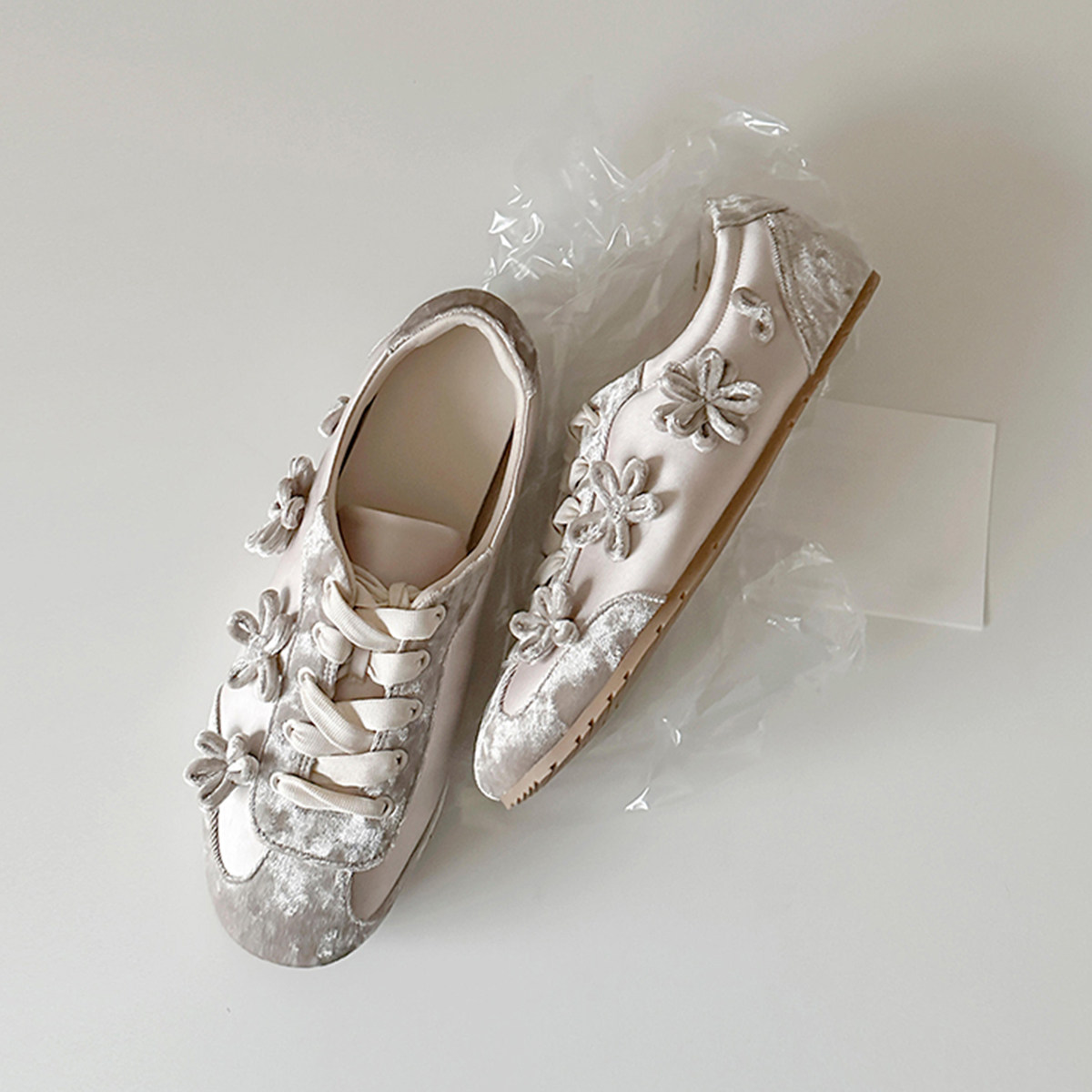 羊皮版~法式丝绒温柔风花朵甜美德训鞋女深口系带圆头平底阿甘鞋主图