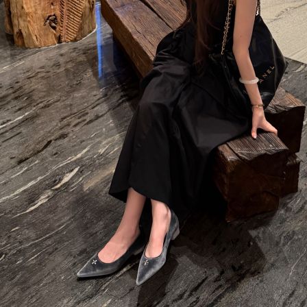 小发喵「珠光丝绒尖头星饰单鞋｜优雅步履间绽放轻奢摩登魅力」777