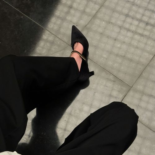 小发喵「凯旋门小金条丝绒尖履｜优雅潮流典范 诠释经典韵味」跟鞋主图