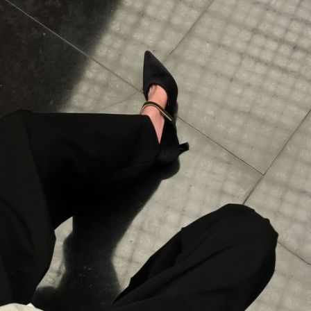 小发喵「凯旋门小金条丝绒尖履｜优雅潮流典范 诠释经典韵味」跟鞋