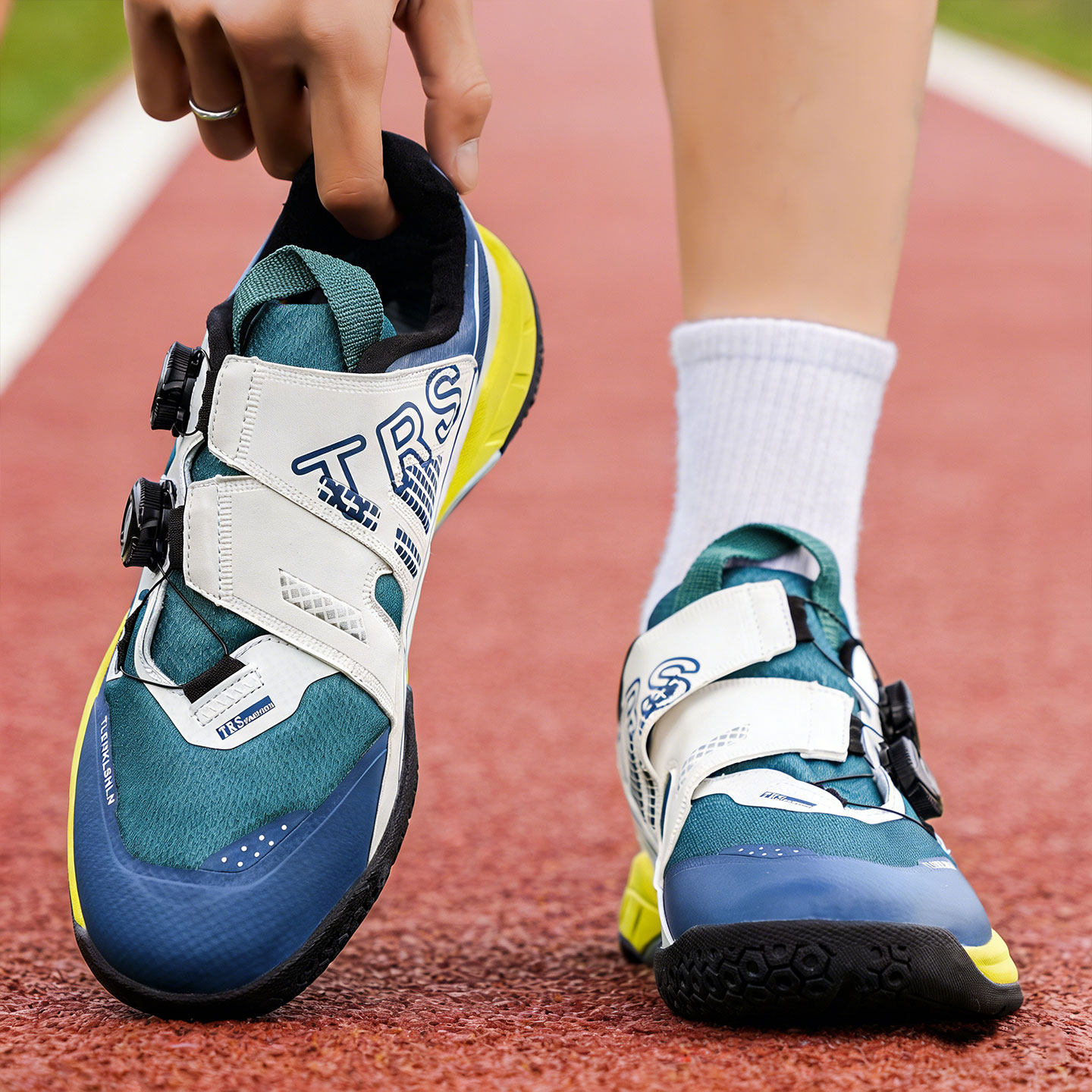 青少年运动鞋男女款超轻专业训练网球鞋防滑耐磨旋转扣羽毛球鞋主图