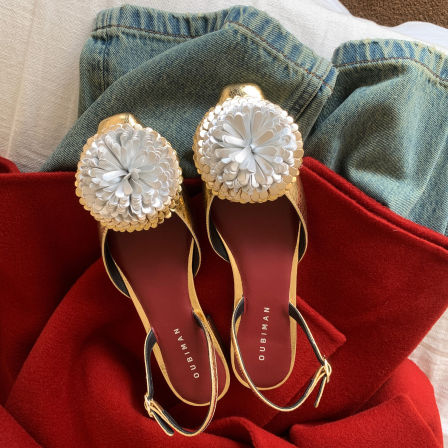 1.24新品鞋大师2026春季金色花朵真皮浅口方头平底鞋凉鞋女