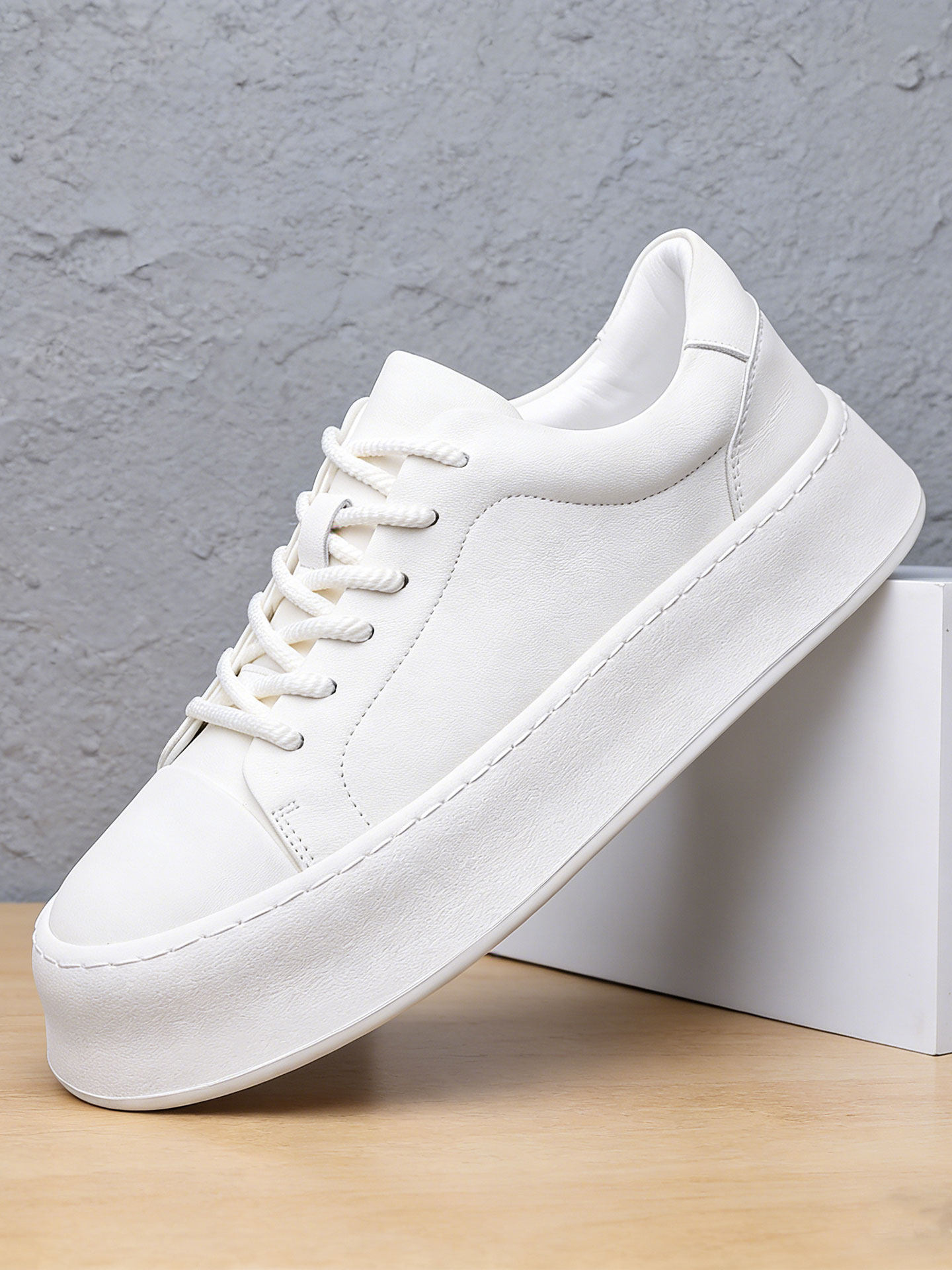 男士透气西装小白鞋百搭潮流2026新款轻便舒适高级感男生白色板鞋主图