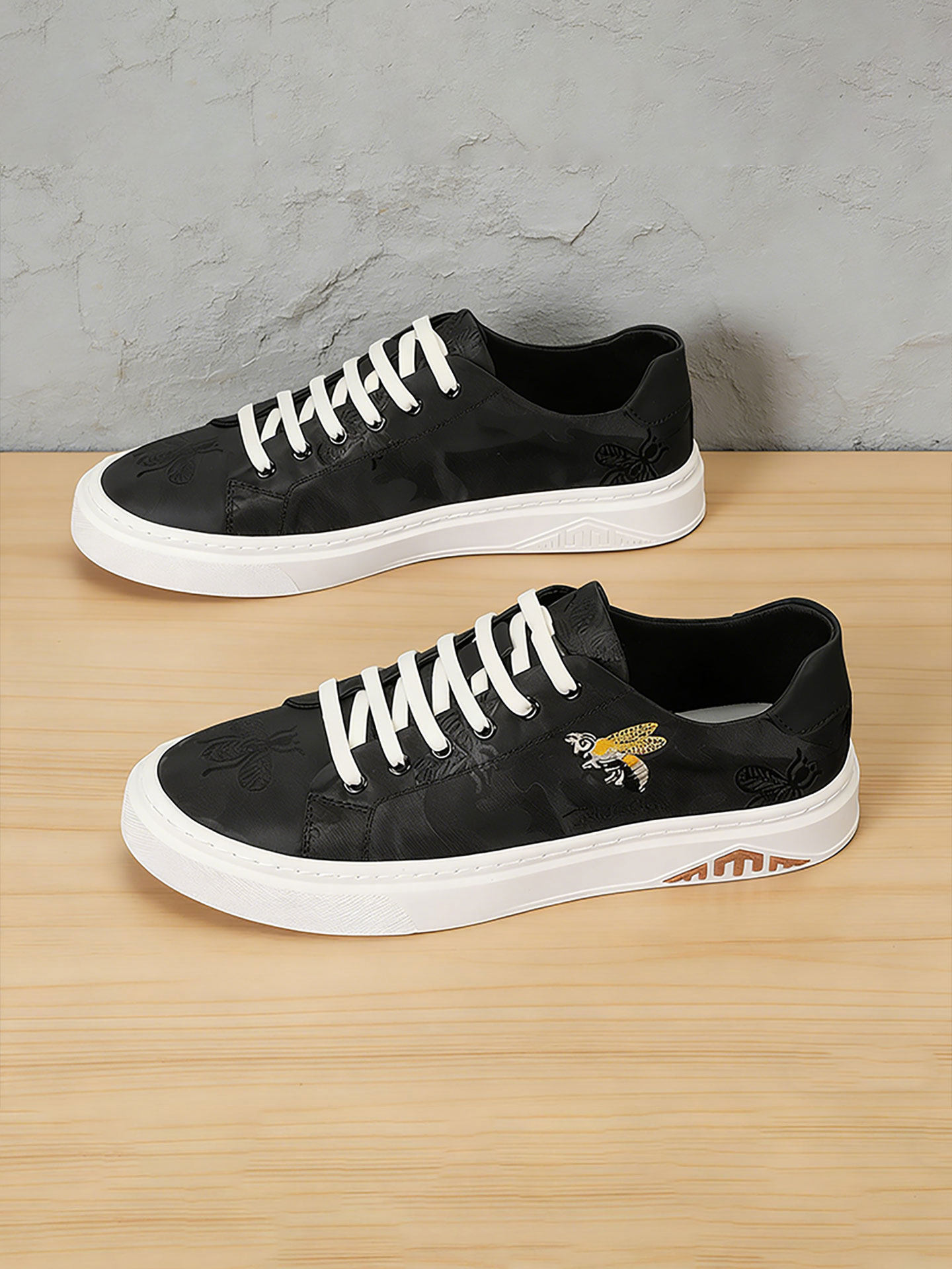 男士休闲鞋子百搭透气轻便黑色帆布鞋男款平底舒适刺绣小蜜蜂板鞋主图