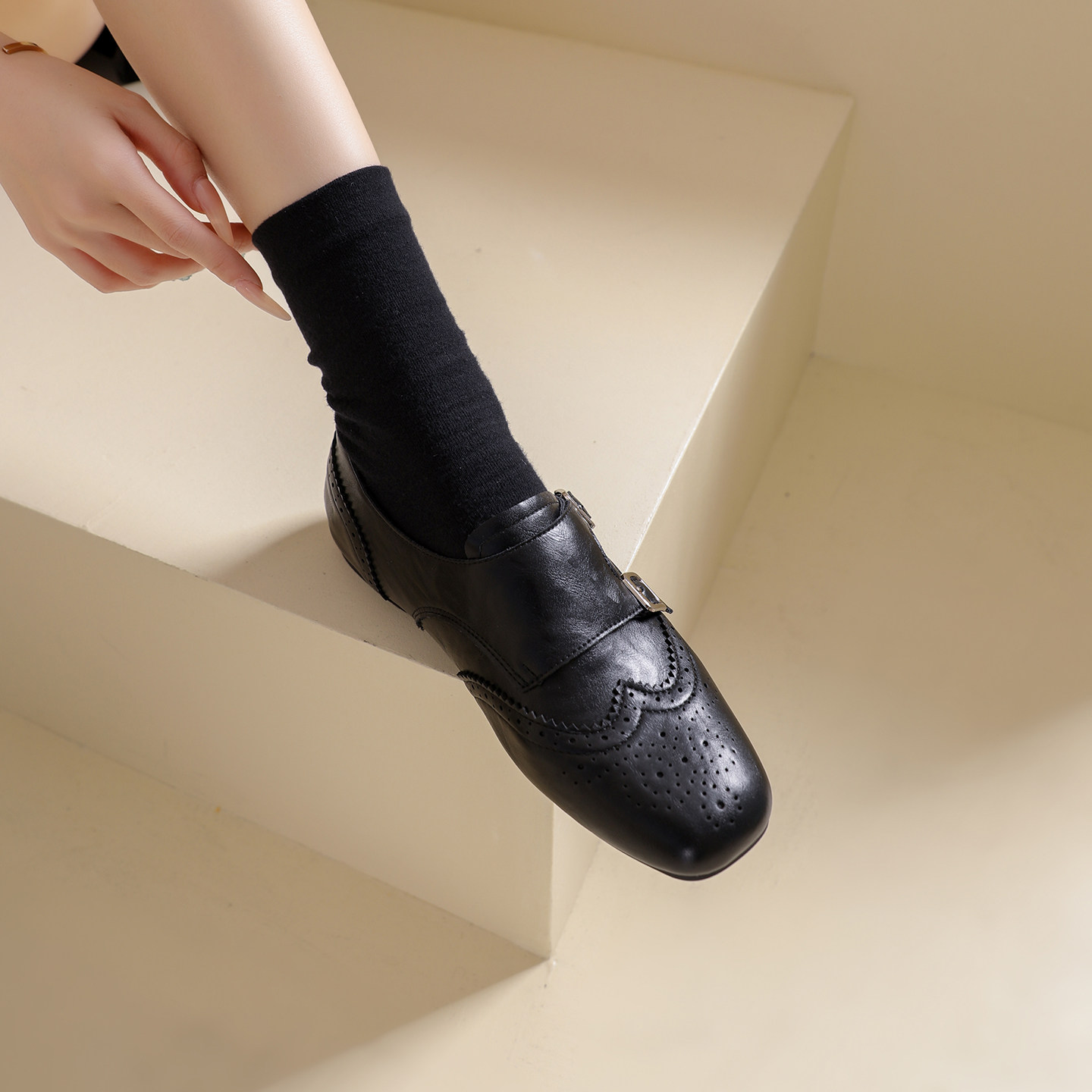 复古雕花乐福鞋女款2026新款春季平底不累脚通勤单鞋英伦风小皮鞋主图