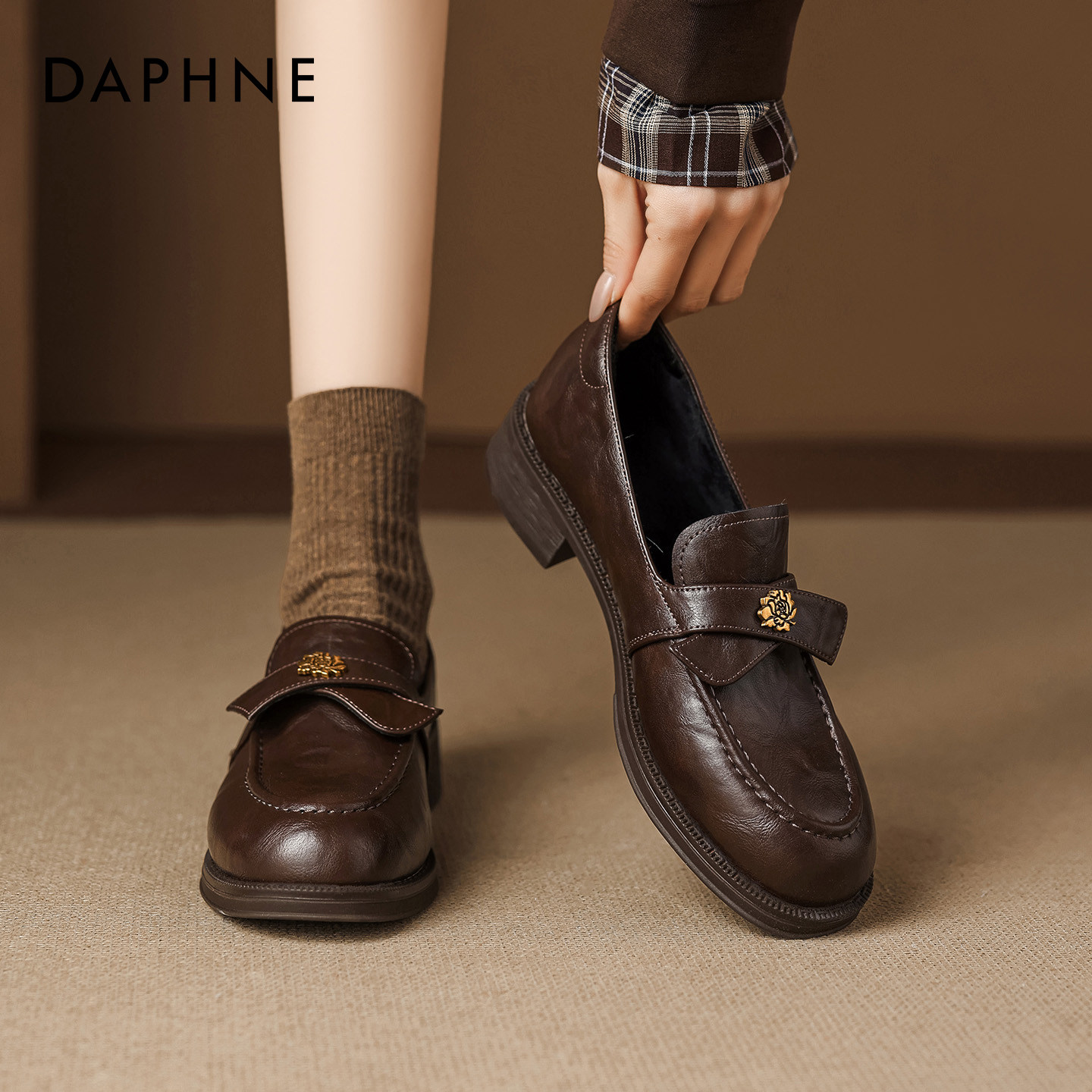 达芙妮棕色厚底乐福鞋女2026春季新款英伦风小皮鞋山茶花加绒单鞋主图