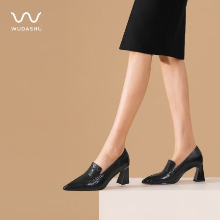 吴大叔法式真皮尖头粗跟气质单鞋职场百搭高跟鞋A41B1F1028A