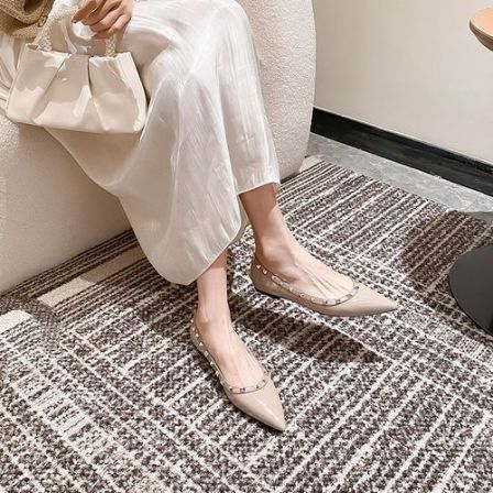 2025新款V家铆钉鞋尖头单鞋女平底浅口漆皮柳丁软底船鞋平跟女鞋