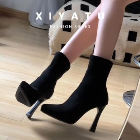 黑色高跟短靴女2025新款秋冬防水台绒面弹力靴尖头小粗跟瘦瘦靴子