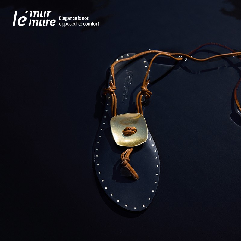 【搭搭精选】Le' Murmure 水染BABY植鞣羊皮 绕带铆钉平底 罗马夹趾凉鞋主图