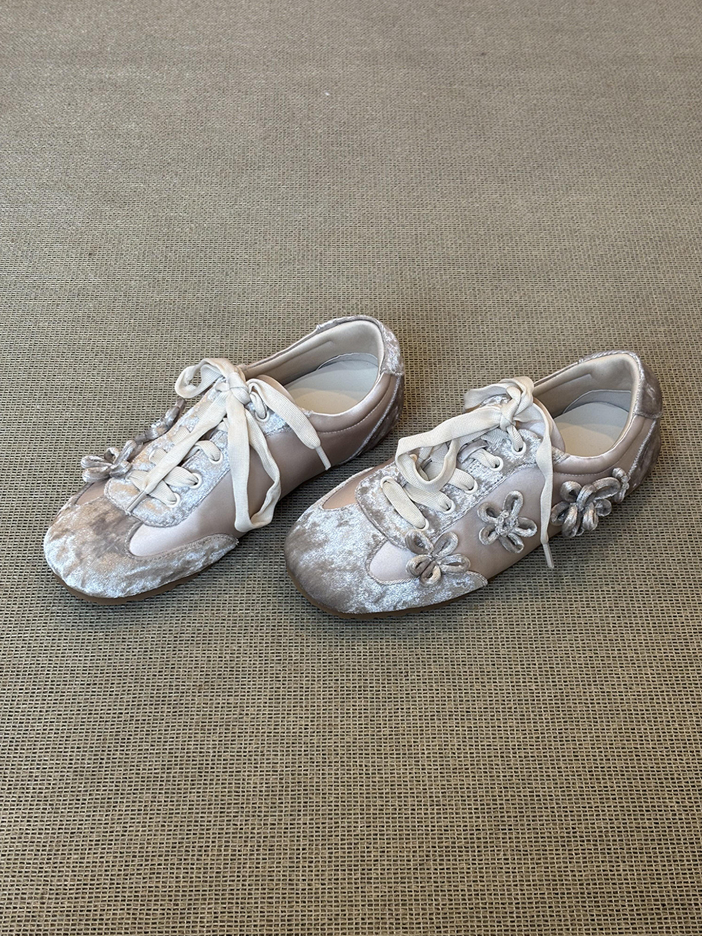 Wheat house ~！小众丝绒花朵德训鞋女银色绑带芭蕾运动休闲包鞋主图