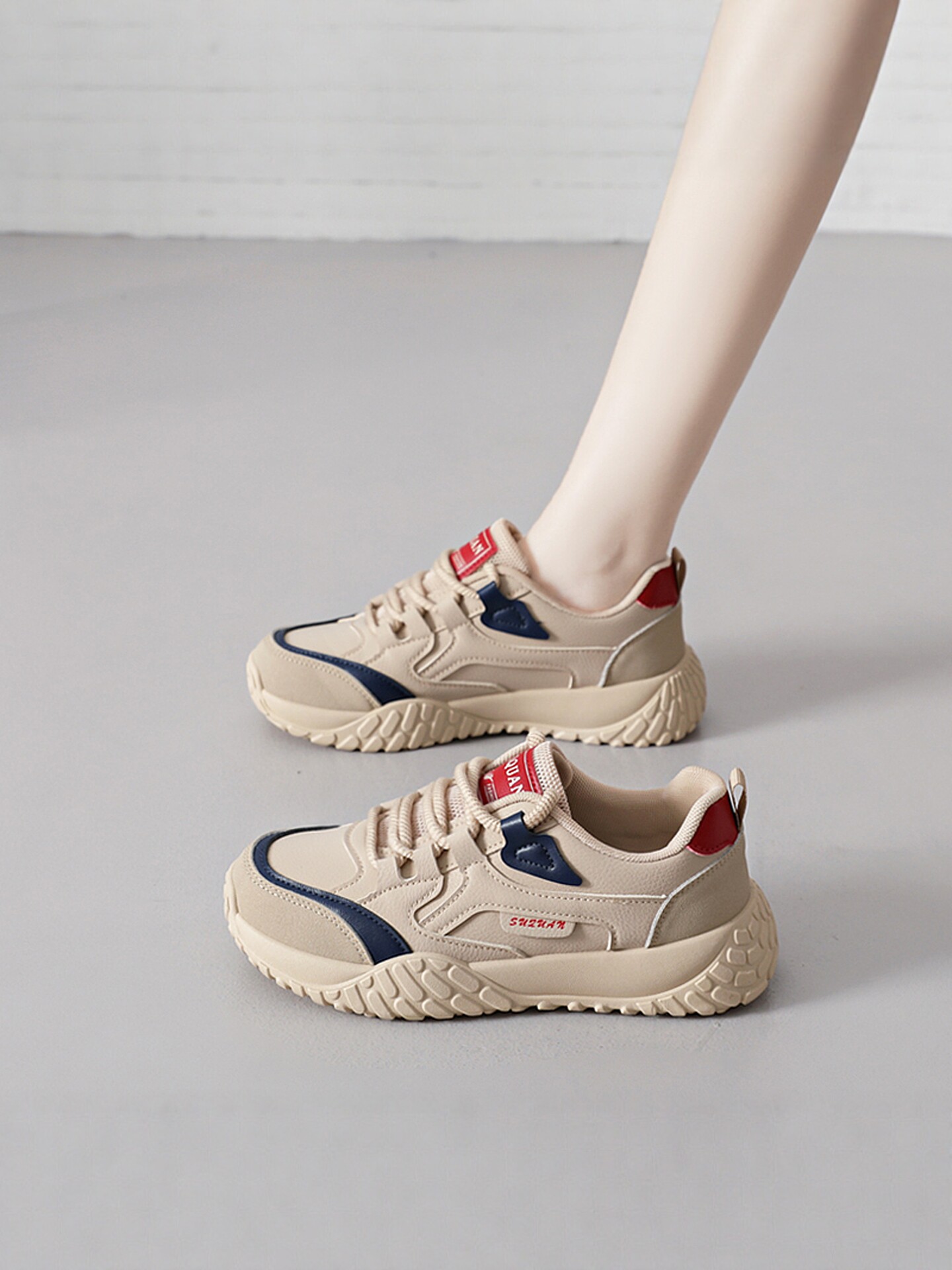 轻便软底真皮德训鞋女2026年新款春季休闲百搭运动板鞋学生跑步鞋主图