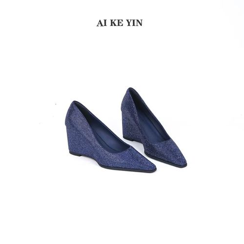 【艾珂茵】新款时尚优雅简约百搭尖头浅口坡跟亮钻女神单鞋女主图