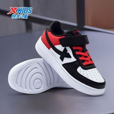 特步童鞋儿童板鞋学生运动鞋2026秋冬款黑白大童休闲鞋男童熊猫鞋